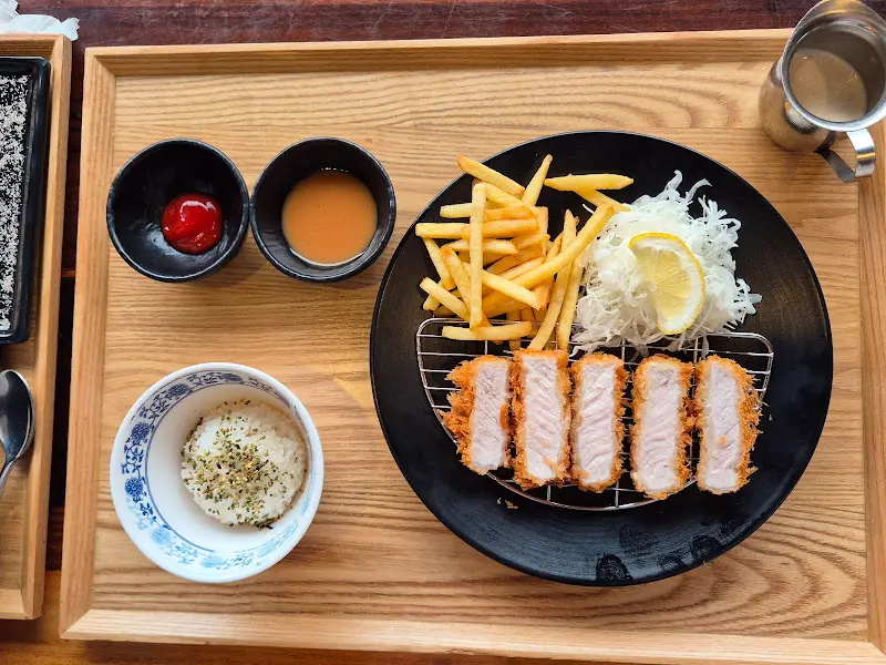 돈까스 한 상 차림