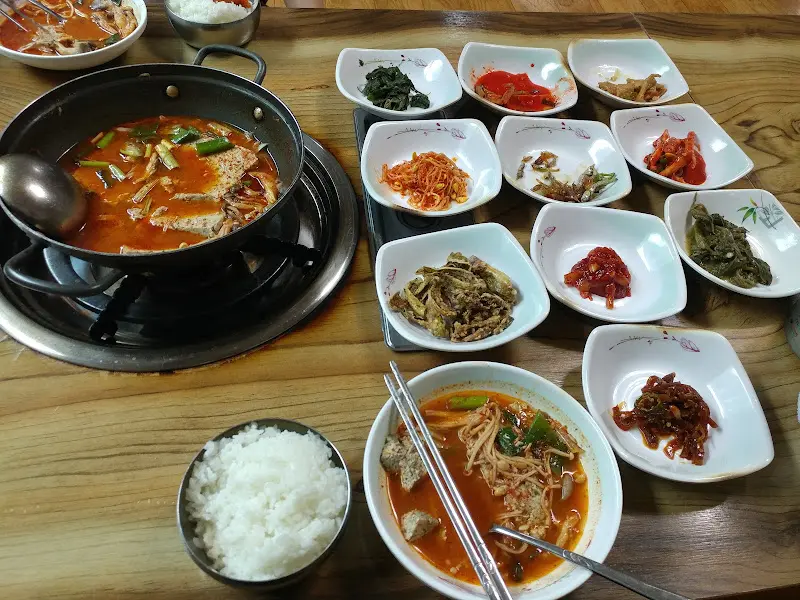 뭉텅이찌개와 밑반찬