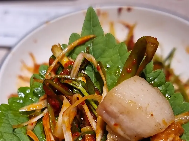 깻잎 쌈 위에 올려진 껍데기 무침