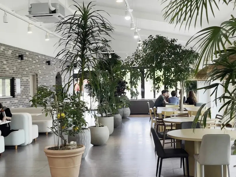 창밖으로 보이는 아름다운 강변 풍경