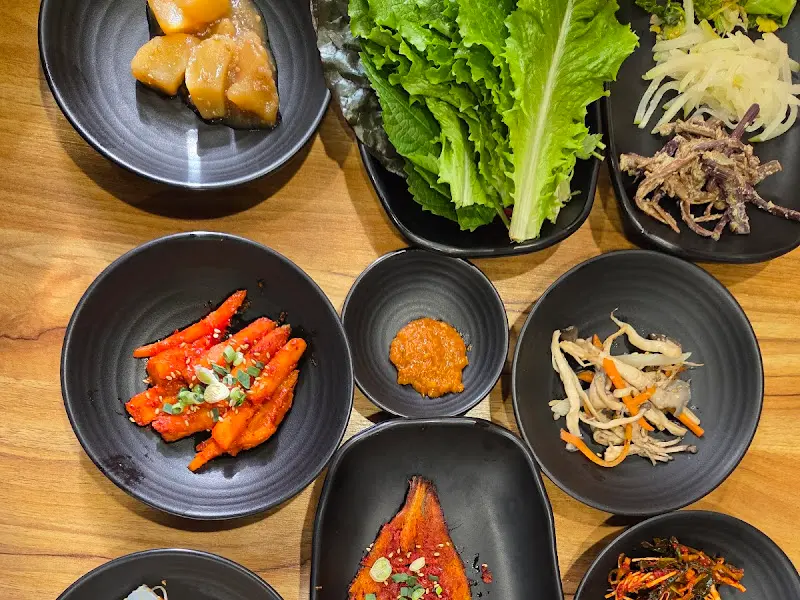 정갈하게 담긴 반찬들