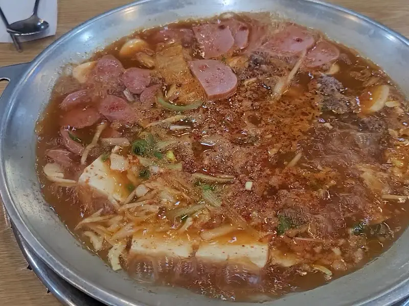 두꺼비 부대찌개 푸짐한 비주얼
