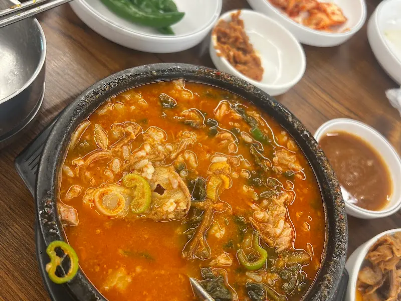 큰손뚝배기 뼈해장국 국물