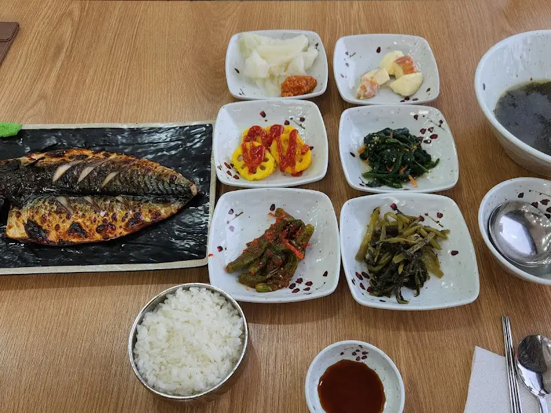 정갈하게 차려진 밑반찬과 고등어구이 한 상