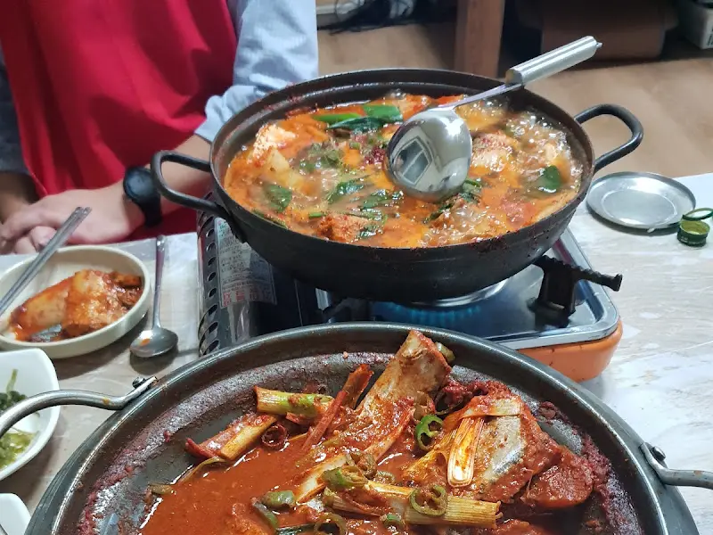 매콤한 양념이 입맛을 돋우는 닭볶음탕