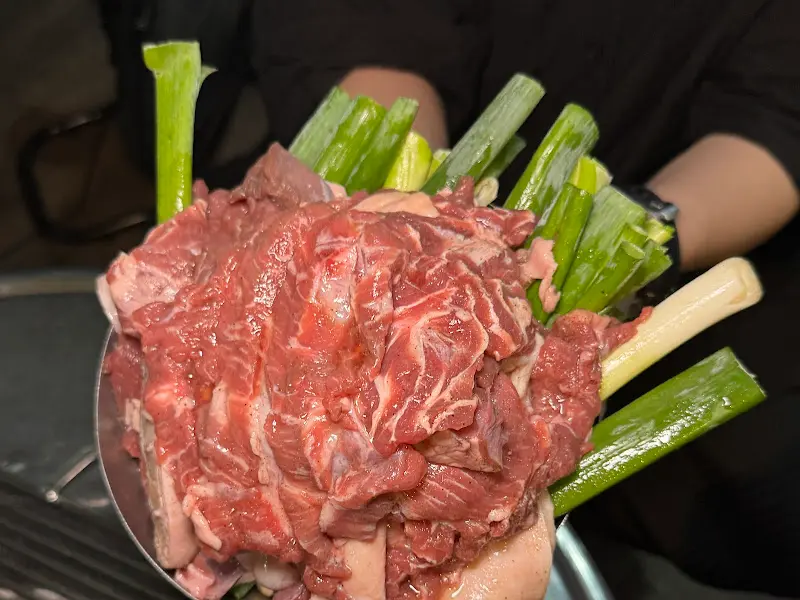 대파와 함께 담긴 고기