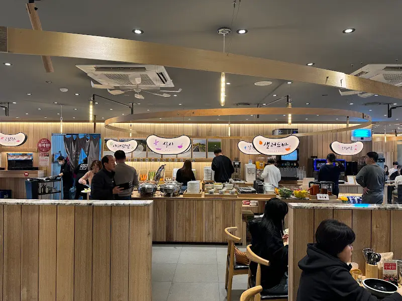 깔끔한 샐러드바 전경