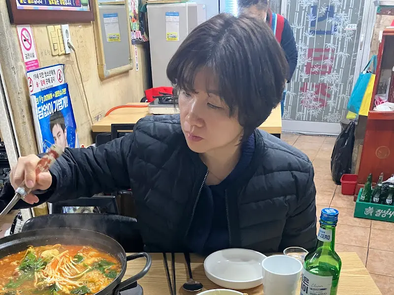 곱창전골 맛있게 먹는 모습