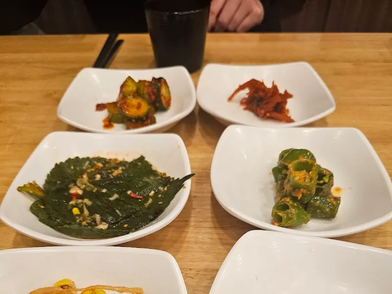 정갈하게 담긴 밑반찬들의 클로즈업