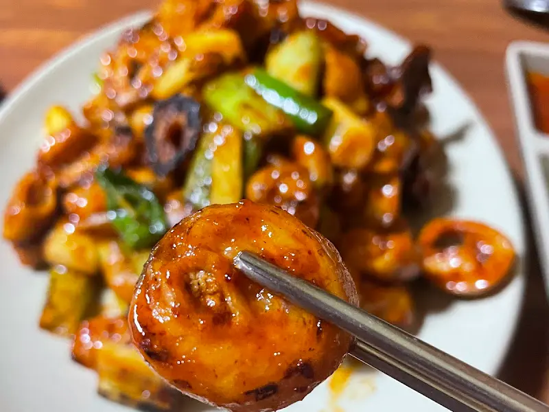 젓가락으로 집은 막창