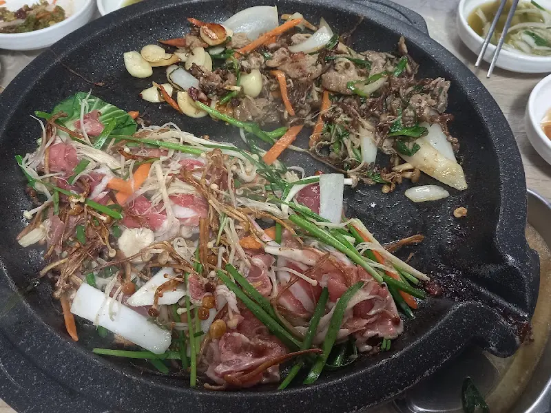 불판 위에서 익어가는 산더미 야채오리불고기