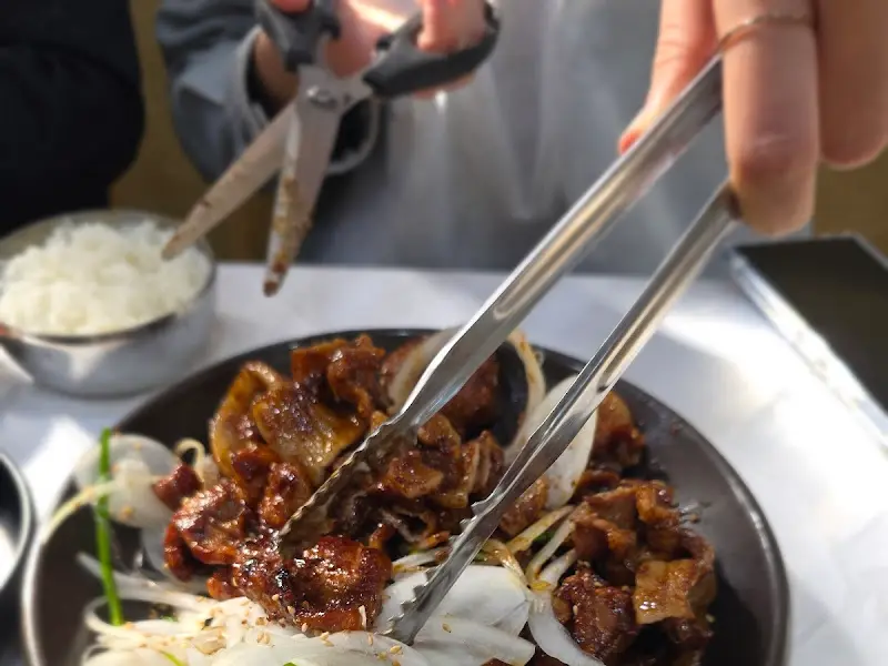 토실배기의 간장 불고기를 자르는 모습