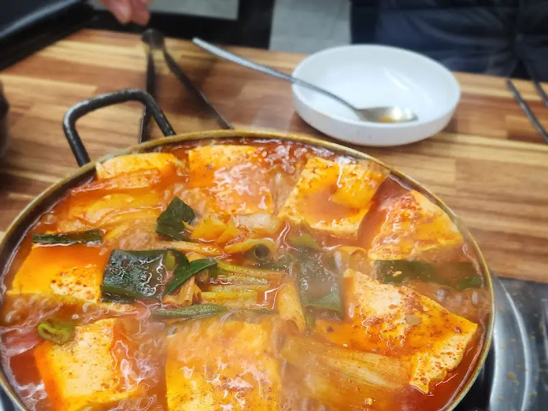 전골 냄비에 담겨 나오는 찌개