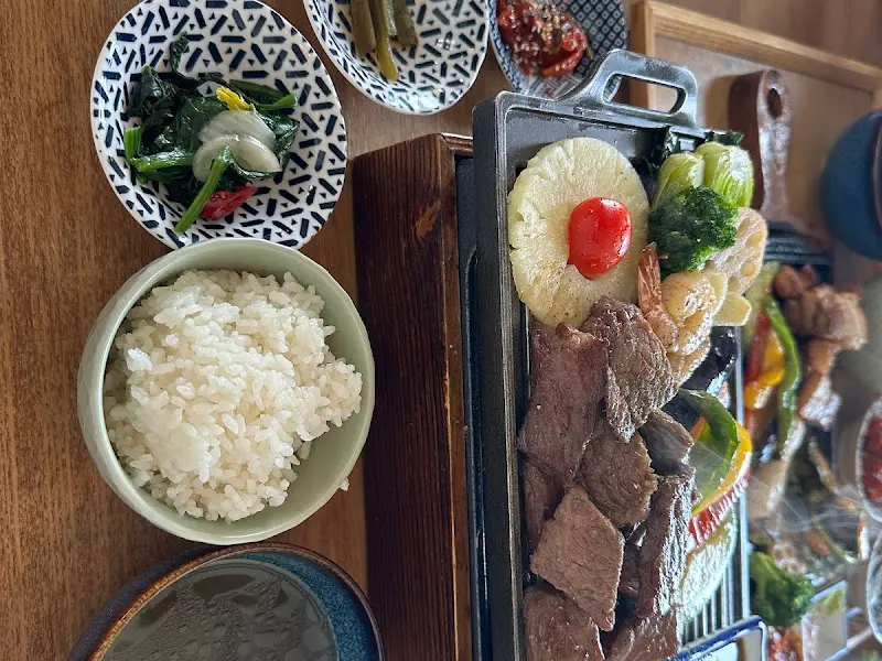 테이블에 놓인 정갈한 한 상 차림