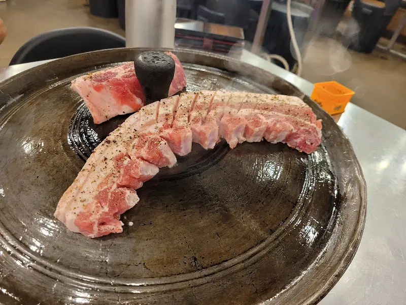 솥뚜껑에 올려진 삼겹살