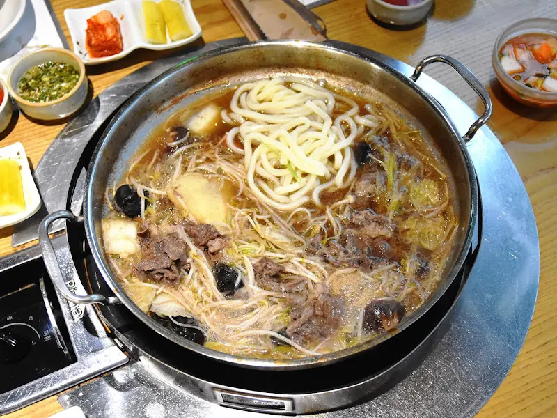 우동 사리를 넣어 볶아 먹는 볶음 우동