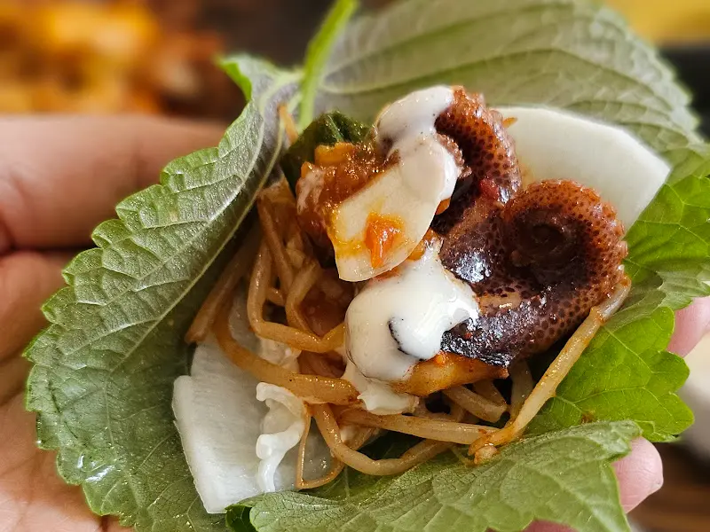 깻잎쌈에 싸 먹는 쭈꾸미