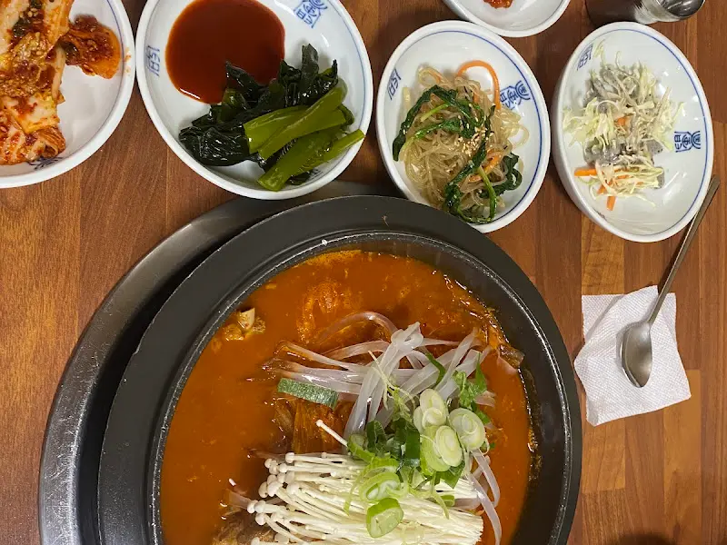 보글보글 끓는 등갈비 김치찜