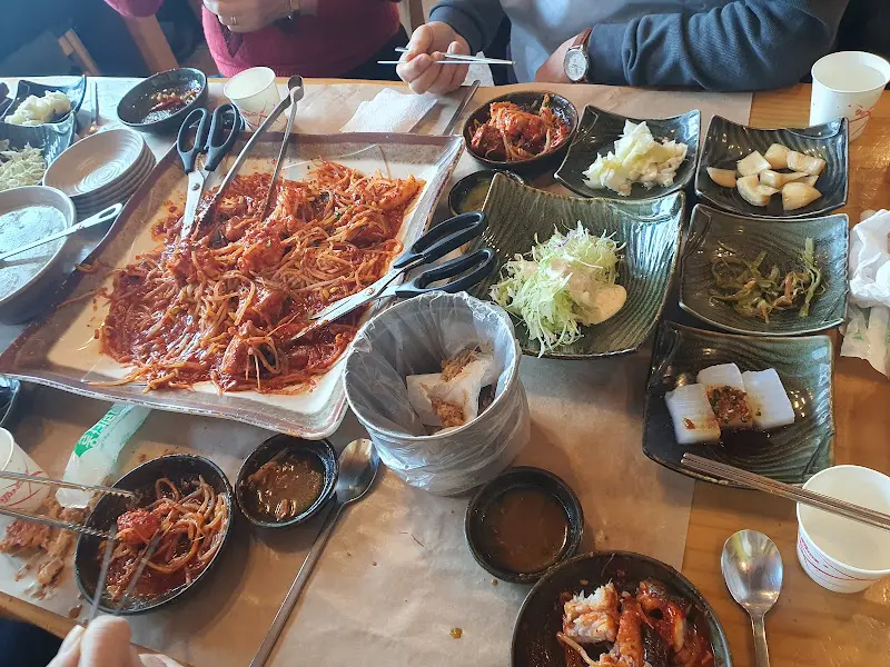 해물찜과 다양한 반찬들