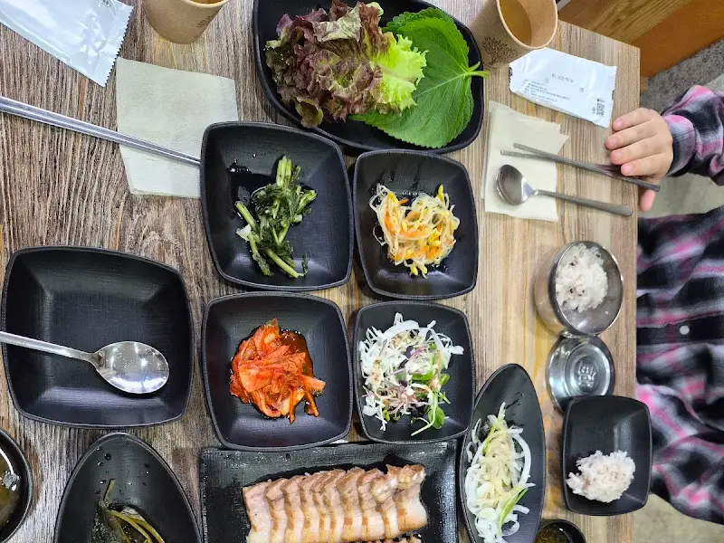 다양한 곁들임 반찬과 보쌈