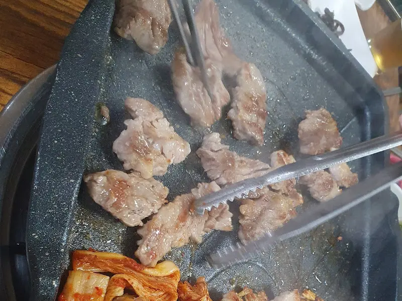 불판 위에서 익어가는 흑돼지