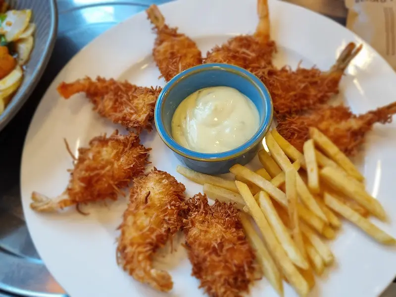 코코넛 새우튀김과 감자튀김