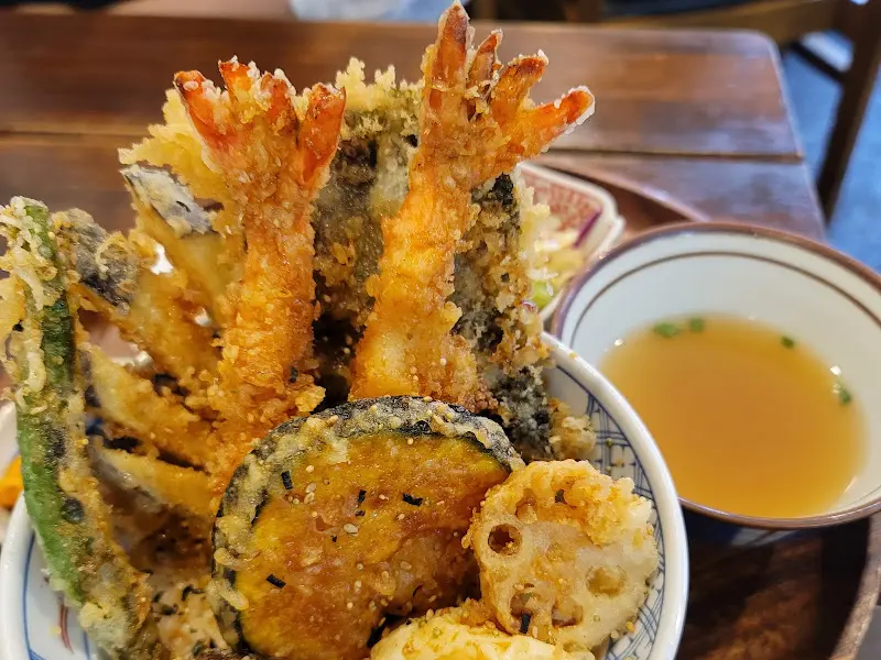 다양한 튀김이 쌓여진 텐동