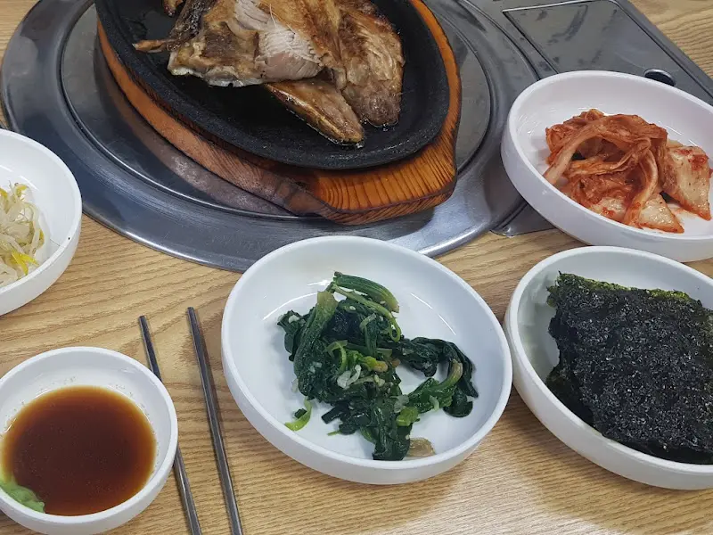 푸짐한 밑반찬과 고등어구이 한 상