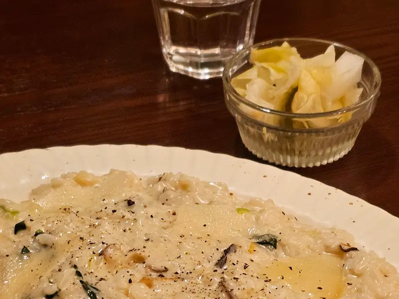 테이블 위에 놓인 리조또와 반찬