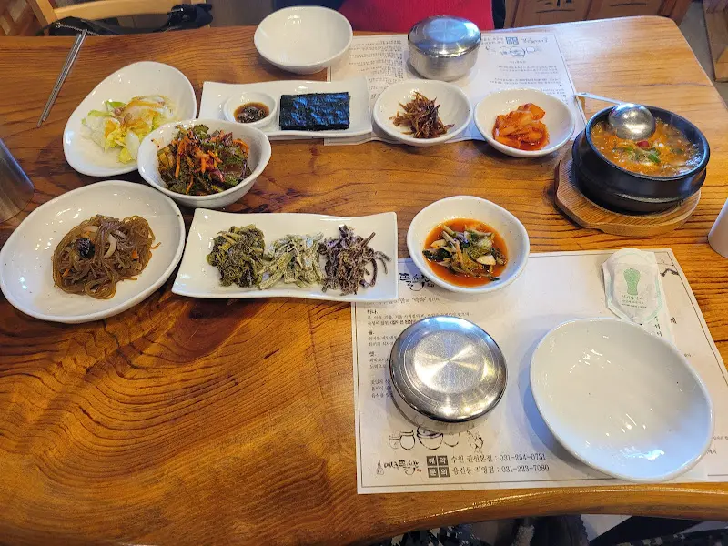 한 상 가득 차려진 음식