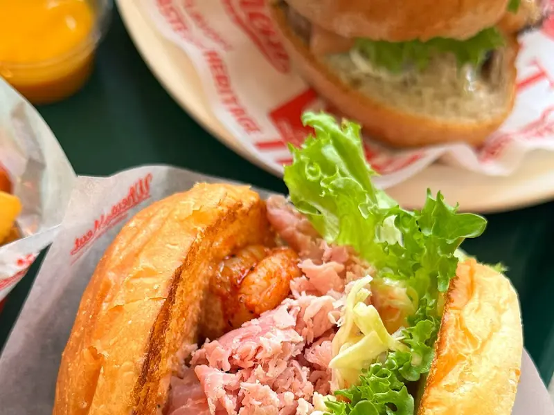 쉬림프 잠봉 버거 근접샷