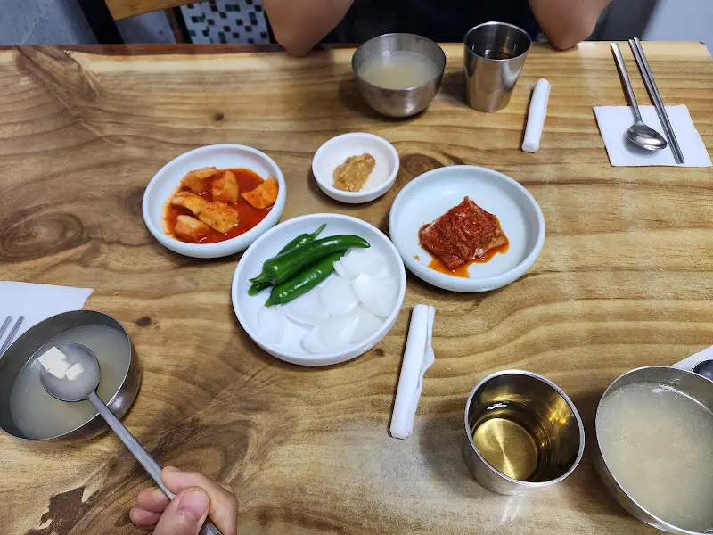 육회 비빔밥과 함께 제공되는 정갈한 밑반찬