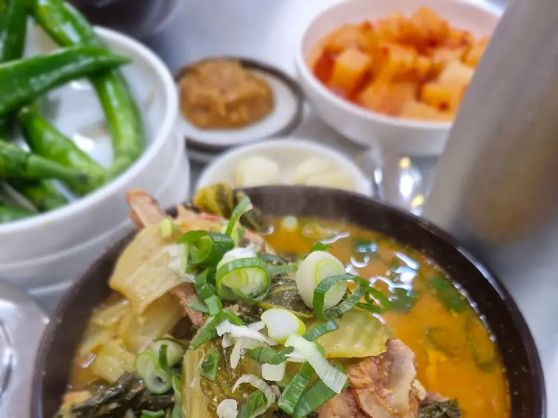 밑반찬과 함께 찍은 뼈해장국