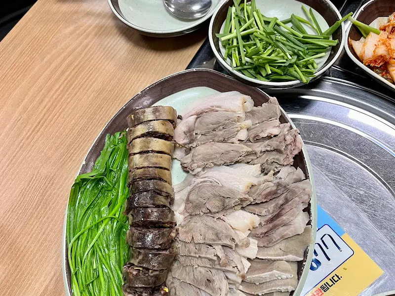 순대와 수육이 정갈하게 담겨 나온 접시