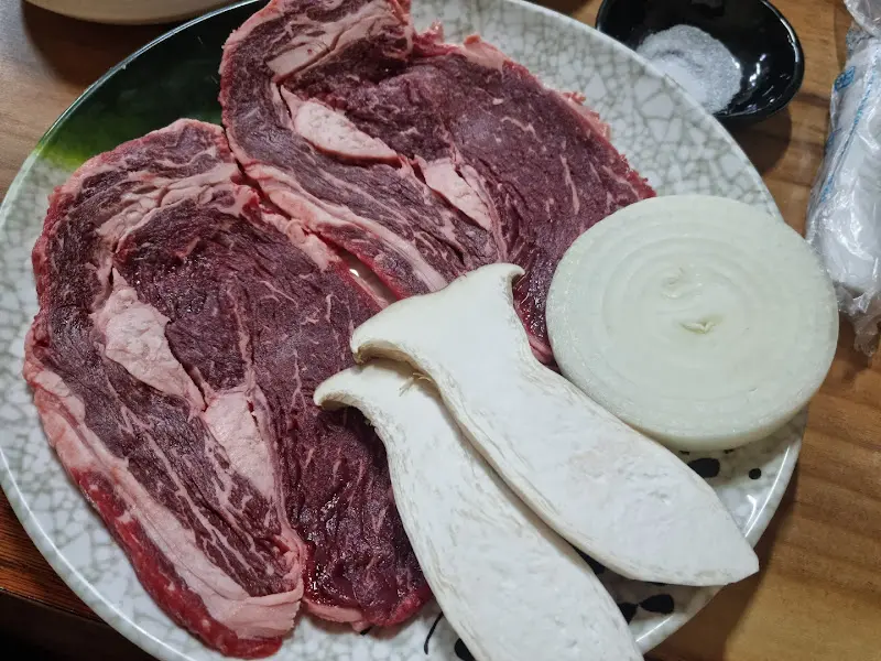 육즙 가득한 고기