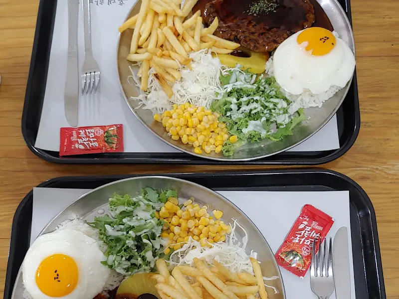 매콤갈비와 푸짐한 곁들임