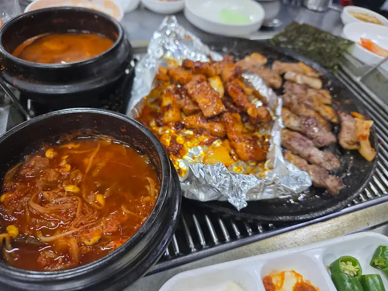 초벌된 허브 삼겹살과 고추장 삼겹살