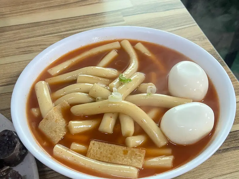 윤기가 자르르 흐르는 떡볶이