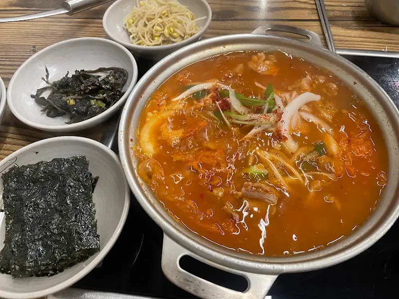 보글보글 끓는 김치찌개의 모습