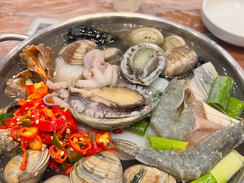 싱싱한 해산물이 가득한 해물칼국수