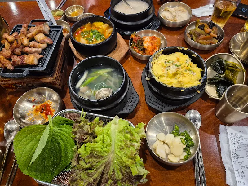 푸짐하게 차려진 고진사 한 상