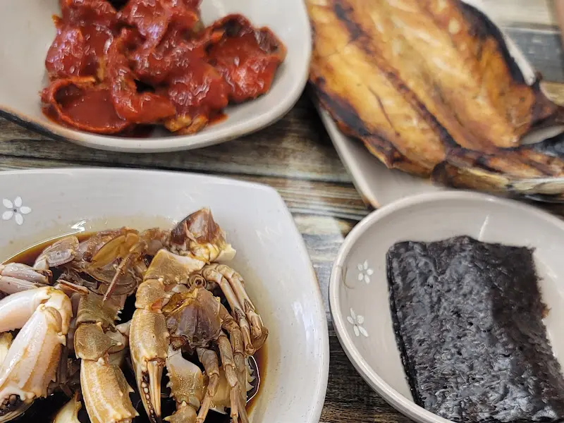 간장게장, 양념게장, 김, 생선구이 등 푸짐한 구성