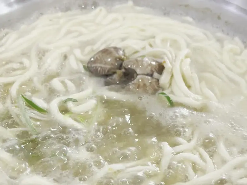 칼국수 면발과 바지락의 조화