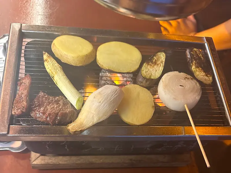 화로에 구워지는 고기와 야채