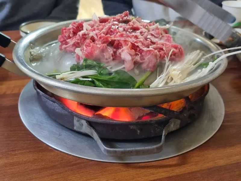 숯불 위에서 지글지글 익어가는 소불고기