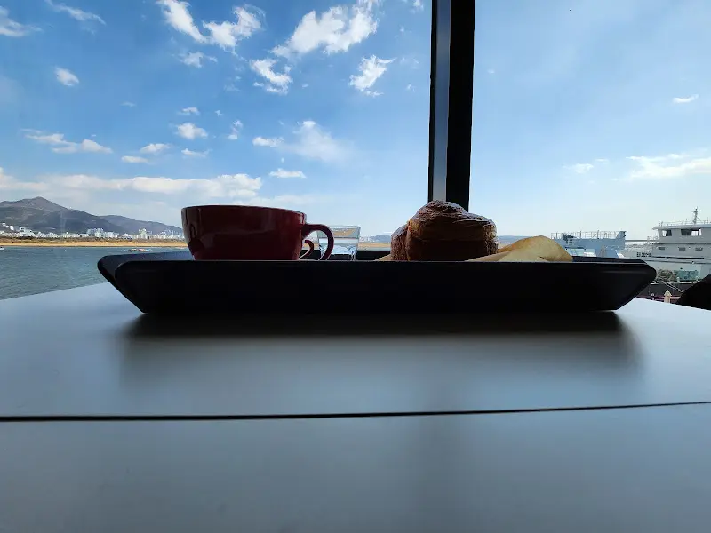 창가 자리에서 바라본 풍경