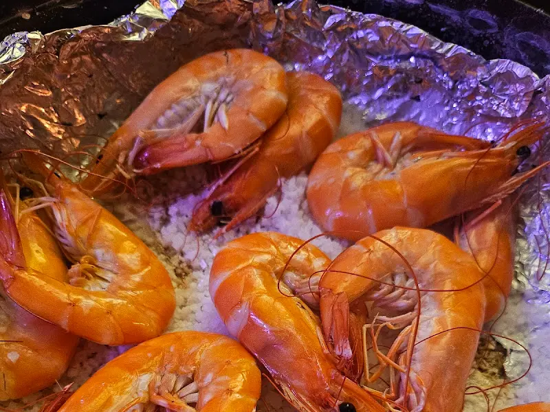 소금구이 새우: 굵은 소금 위에 구워진 새우가 먹음직스럽게 보인다.