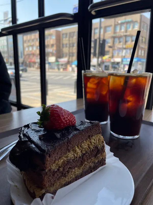 딸기 케이크와 아이스 아메리카노