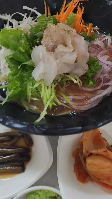 해산물이 듬뿍 들어간 물회