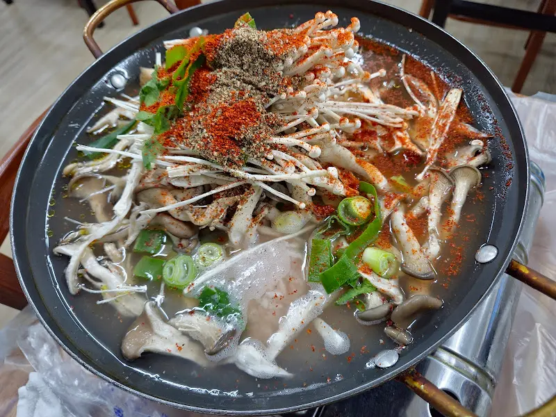 두부, 버섯, 채소가 듬뿍 들어간 두부전골